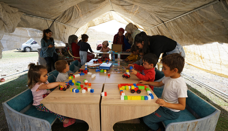 Minikler Gezici Kütüphane’yi Çok Sevdi