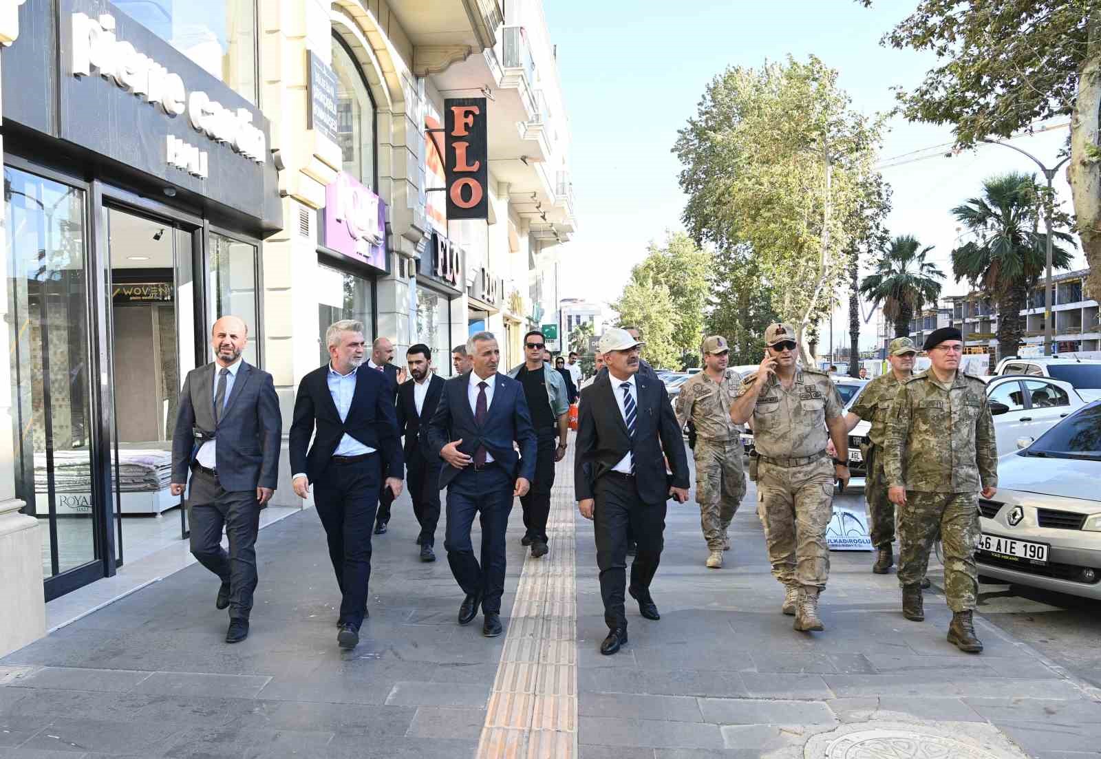 Şehir erkanı Maraş caddelerinde