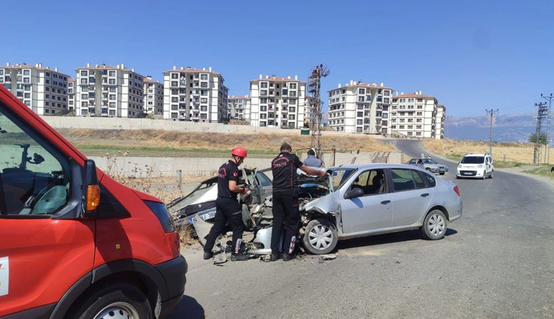 Kahramanmaraş’ta İki Otomobil Çarpıştı